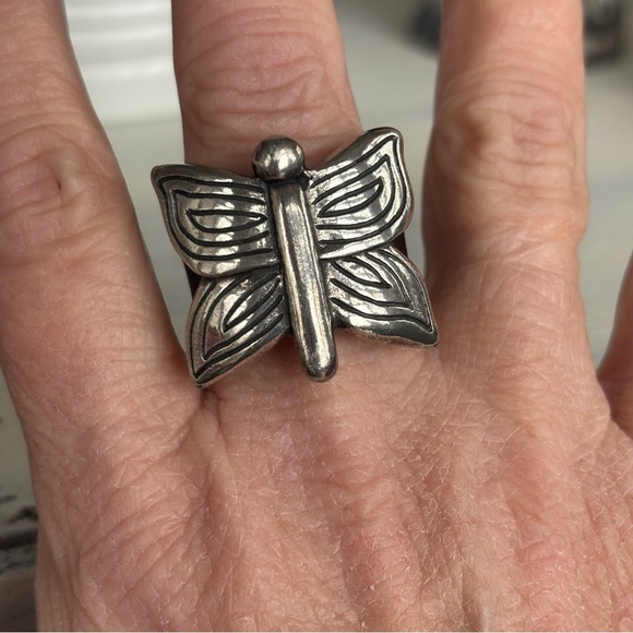 Big Bold Butterfly Ring - Picture 3 of 9